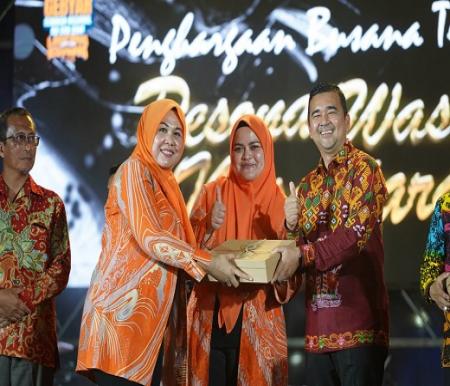 Kadisnakertrans Riau, Boby Rachmat raih penghargaan di Gernas BBI-BBWI (foto/Yuni)
